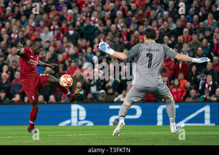 Liverpool, Royaume-Uni. 09 avr, 2019. Le centre de Liverpool, Sadio Mane marque son troisième but de côtés 9 AVRIL 2019 , le stade d'Anfield, Liverpool, Angleterre ; quart de finale de la Ligue des Champions, première étape, le Liverpool FC vs FC Porto : Crédit News Images /Alamy Live News Banque D'Images