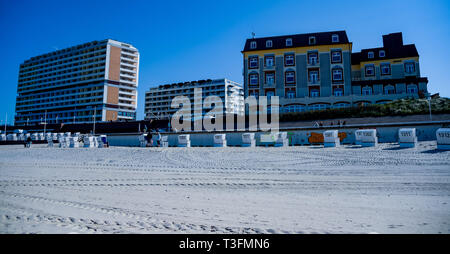 08 avril 2019, le Schleswig-Holstein, Westerland/Sylt : Une rangée de chaises de plage se trouve sur le sable en face de la promenade de la plage d'Wetserland sur Sylt. Photo : Axel Heimken/dpa Banque D'Images