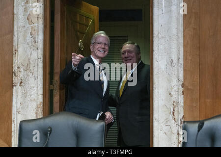 Washington, District de Columbia, Etats-Unis. Apr 9, 2019. États-unis le sénateur Jerry Moran (républicain du Kansas) donne avec le secrétaire d'Etat américain, Mike Pompeo avant son témoignage devant le Sénat, les activités à l'étranger, l'État et les programmes connexes Sous-comité le 9 avril 2019 concernant la demande de budget du Département d'État pour l'année fiscale 2020 : Crédit Stefani Reynolds/CNP/ZUMA/Alamy Fil Live News Banque D'Images