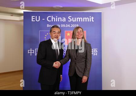 Bruxelles, Belgique. Apr 9, 2019. Le Conseiller d'Etat chinois et le ministre des Affaires étrangères Wang Yi (L), serre la main avec le Haut Représentant de l'Union européenne (UE) pour les Affaires étrangères et la politique de sécurité Federica Mogherini en marge du sommet Chine-UE à Bruxelles, Belgique, le 9 avril 2019. Credit : Zhang Cheng/Xinhua/Alamy Live News Banque D'Images