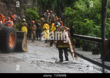 Rio de Janeiro, Brésil. 09 avr, 2019. Unités d'incendie sont à la recherche de personnes portées disparues après un glissement de terrain. Le glissement a été causée par de fortes pluies. Les médias locaux ont rapporté qu'au moins sept morts. Crédit : Fabio Teixeira/dpa/Alamy Live News Banque D'Images