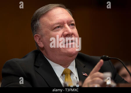 Washington, États-Unis d'Amérique. 09 avr, 2019. Le secrétaire d'État des États-Unis, Mike Pompeo témoigne devant le Sénat américain, l'État des opérations à l'étranger, et des programmes connexes Sous-comité le 9 avril 2019 concernant la demande de budget du Département d'État pour l'exercice 2020. Credit : Stefani Reynolds/CNP/dpa/Alamy Live News Banque D'Images