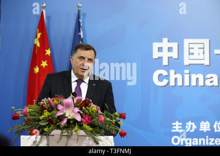 Mostar, Bosnie-Herzégovine. Apr 9, 2019. Le président de la présidence de la Bosnie-Herzégovine, Milorad Dodik, prononce un discours lors de la cérémonie d'ouverture de la 22e foire économique internationale à Mostar Mostar, Bosnie-Herzégovine (BiH), le 9 avril 2019. La 22e foire économique International Mostar est ouverte le mardi, avec la Chine comme le principal invité d'honneur (pays partenaire) et plus de 50 sociétés chinoises montrant leurs derniers produits. Credit : Nedim Grabovica/Xinhua/Alamy Live News Banque D'Images