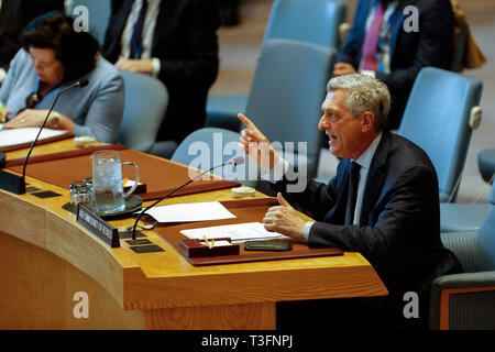 Organisation des Nations Unies, New York, USA. Apr 9, 2019. Le Haut Commissaire des Nations Unies pour les réfugiés Filippo Grandi (avant) informe le Conseil de sécurité au siège des Nations Unies à New York, le 9 avril 2019. Filippo Grandi le mardi a mis en garde contre le langage politique toxique contre les réfugiés ainsi que les migrants et les étrangers. Credit : Muzi Li/Xinhua/Alamy Live News Banque D'Images