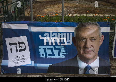 Tel Aviv, Tel Aviv, Israël. Apr 9, 2019. Bannière de candidat Benny Gantz est vu dans les rues de Tel Aviv pendant les élections. Israël tient des élections pour le prochain premier ministre. Après le lien étroit, des sondages montrent que le nouveau runner up pour la Knesset devra former une coalition pour créer un nouveau gouvernement. Avec ce Netanyahu a plus de chances de prendre les devants. Crédit : Bruno Thevenin/SOPA Images/ZUMA/Alamy Fil Live News Banque D'Images