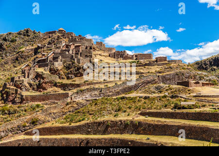 Ruines de l'ancienne citadelle Inca avec une montagne, Pisac, Pérou Banque D'Images