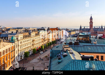 Rue du centre-ville d'Helsingborg, panorama, avec la Suède, la tour de la mairie Banque D'Images