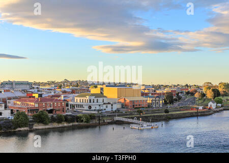 Coucher du soleil à ville de Tasmanie Devonport avec rivière Mersey au premier plan, la Tasmanie Banque D'Images