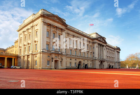 Londres - jan 10 : le palais de Buckingham en photo le 10 janvier 2014, à Londres, au Royaume-Uni. Construit en 1705, le palais est la résidence londonienne officielle et prin Banque D'Images