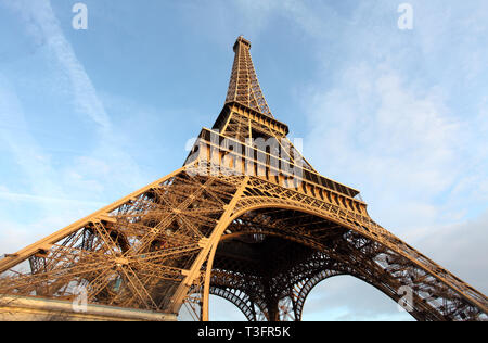 Plan large de la Tour Eiffel avec ciel dramatique, Paris, France Banque D'Images