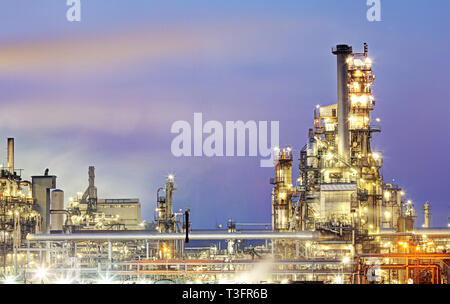 Raffinerie de pétrole, pétrochimie, scène de nuit Banque D'Images
