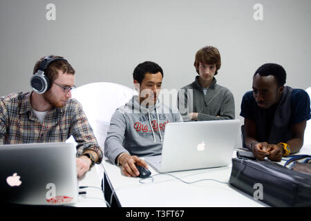 Les étudiants à l'aide d'un bureau 'chaud' pour étude. Spécialiste de l'enseignement supérieur de Ravensbourne College, Greenwich, Londres. 06.12.2010. Banque D'Images