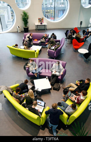 Image sociabilisation des élèves dans la grande salle commune de l'espace salon. Spécialiste de l'enseignement supérieur de Ravensbourne College, Greenwich, Londres. 06.12.2010. Banque D'Images