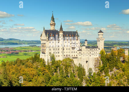 Belle vue de la célèbre château de Neuschwanstein, le 19e siècle palais néo-roman construit pour le Roi Ludwig II, avec vue panoramique sur la montagne paysage Banque D'Images