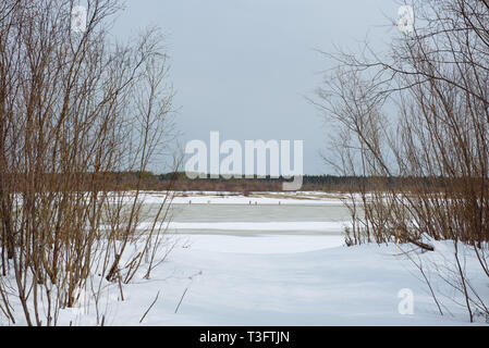 Moscow, Russie - 09 avril, 2019 : la transition des personnes sur la rivière dans le village Vychegda Sedkyrkesch spécialement équipés à l'aide de transition. Banque D'Images