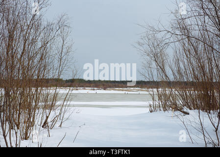 Moscow, Russie - 09 avril, 2019 : la transition des personnes sur la rivière dans le village Vychegda Sedkyrkesch spécialement équipés à l'aide de transition. Banque D'Images