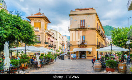 Cefalu, Sicile - 24 septembre 2018 : village historique de Cefalu avec terrasse, bar et restaurant en Sicile, Italie Banque D'Images