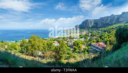 Vue sur le golfe de Mondello et Monte Pellegrino, Palerme, Sicile, Italie île Banque D'Images