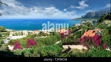 Vue sur le golfe de Mondello et Monte Pellegrino, Palerme, Sicile, Italie île Banque D'Images