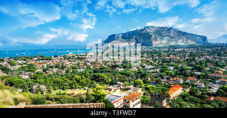 Vue sur le golfe de Mondello et Monte Pellegrino, Palerme, Sicile, Italie île Banque D'Images