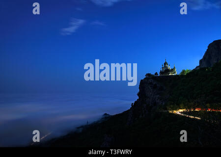 L'Église s'élève au-dessus de Foros  = nuages sur la falaise rouge au crépuscule  = soir voir à partir de la plate-forme d'observation à Svestopolskoye Staroye Shosse (vieux Sevast Banque D'Images