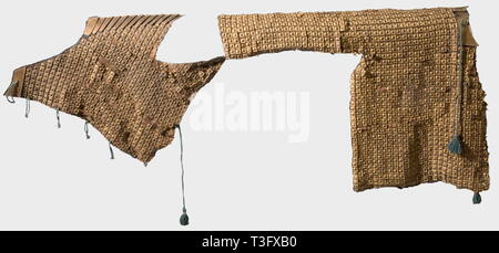 Un bagai (une armure de cheval), Japon, début de la période Edo en deux pièces rares armure de cheval, une part protéger le cou et la poitrine, l'autre les quartiers arrière. Et laqué noir, plaqué or petits carreaux fer gaufré cousue sur le linge. Avec les bandes de soie d'origine pour la fixation. Quelques tuiles manquantes, partiellement clos séparément. L'bamen (chanfron) manquant. historique, historique, 17ème siècle, Japonais, Asiatique, Asie, Extrême-Orient, objet, objets, alambics, clipping, coupures, cut out, cut-out, cut-outs,-Additional-Rights Clearance-Info-Not-Available Banque D'Images