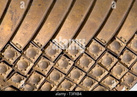 Un bagai (une armure de cheval), Japon, début de la période Edo en deux pièces rares armure de cheval, une part protéger le cou et la poitrine, l'autre les quartiers arrière. Et laqué noir, plaqué or petits carreaux fer gaufré cousue sur le linge. Avec les bandes de soie d'origine pour la fixation. Quelques tuiles manquantes, partiellement clos séparément. L'bamen (chanfron) manquant. historique, historique, 17ème siècle, Japonais, Asiatique, Asie, Extrême-Orient, objet, objets, alambics, clipping, coupures, cut out, cut-out, cut-outs,-Additional-Rights Clearance-Info-Not-Available Banque D'Images