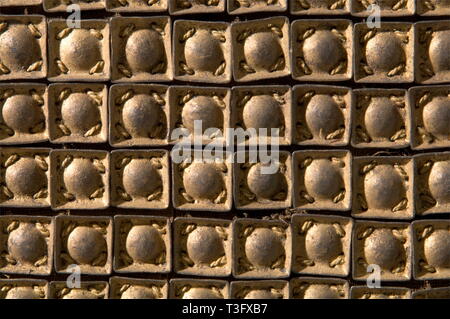 Un bagai (une armure de cheval), Japon, début de la période Edo en deux pièces rares armure de cheval, une part protéger le cou et la poitrine, l'autre les quartiers arrière. Et laqué noir, plaqué or petits carreaux fer gaufré cousue sur le linge. Avec les bandes de soie d'origine pour la fixation. Quelques tuiles manquantes, partiellement clos séparément. L'bamen (chanfron) manquant. historique, historique, 17ème siècle, Japonais, Asiatique, Asie, Extrême-Orient, objet, objets, alambics, clipping, coupures, cut out, cut-out, cut-outs,-Additional-Rights Clearance-Info-Not-Available Banque D'Images