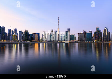 Superbe vue panoramique de la ville de Dubaï pendant le coucher du soleil avec le magnifique Burj Khalifa et beaucoup d'autres bâtiments et gratte-ciel. Dubaï, UEA. Banque D'Images