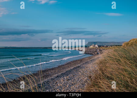 Coucher du soleil à Strandhill Beach en Irlande Banque D'Images