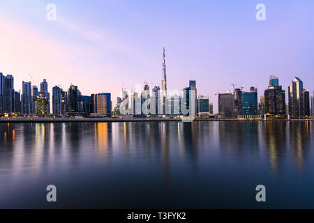 Superbe vue panoramique de la ville de Dubaï pendant le coucher du soleil avec le magnifique Burj Khalifa et beaucoup d'autres bâtiments et gratte-ciel. Dubaï, UEA. Banque D'Images