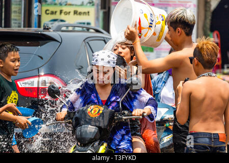 Vang Vieng, Laos - 14 Avril 2018 : Kids jetant de l'eau dans la rue et à la célébration du Nouvel An Lao Banque D'Images