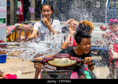 Vang Vieng, Laos - 14 Avril 2018 : l'eau jetée sur scooter pilotes au cours de la célébration du Nouvel An Lao Banque D'Images