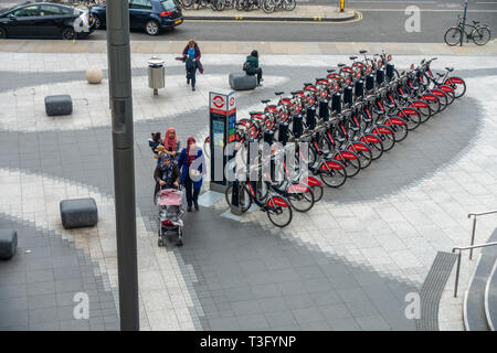 En regardant la station d'accueil à Westfield coin bibliothèque pour Santander la location de vélos à Londres, Royaume-Uni Banque D'Images