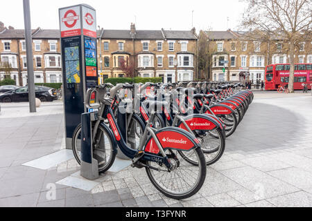 Station d'accueil à Westfield coin bibliothèque pour Santander la location de vélos à Londres, Royaume-Uni Banque D'Images