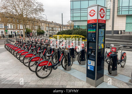 La station d'accueil à Westfield coin bibliothèque pour Santander la location de vélos à Londres, Royaume-Uni Banque D'Images