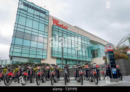 La station d'accueil à Westfield coin bibliothèque pour Santander la location de vélos en face de la Westfield Shopping Centre à White City, London, UK Banque D'Images