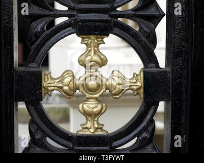 Décoration d'or sur une grille de fer dans la région de Notting Hill, Londres UK Banque D'Images