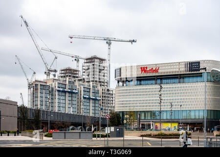 Les travaux de construction impliquant des grues hautes derrière le centre commercial de Westfield à White City, Shepherds Bush, Londres. Banque D'Images