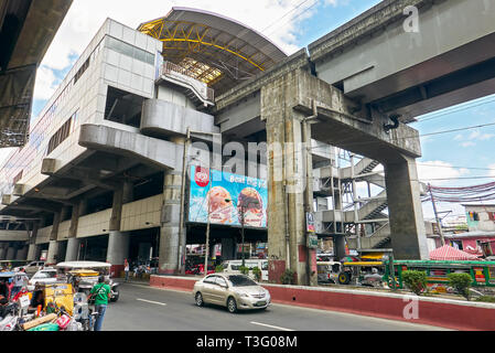 Manille, Philippines : le trafic à l'Avenue recto en dessous de la ligne de train léger sur rail Station Recto 2 Banque D'Images