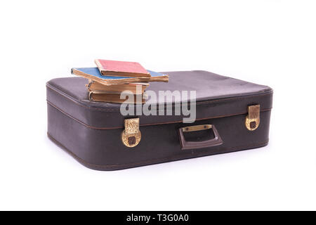 Valise vintage avec de vieux livres sur blanc fond isolé Banque D'Images