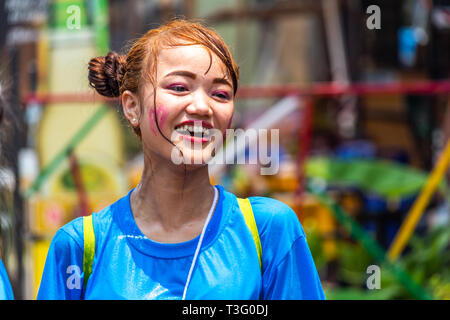 Vang Vieng, Laos - 14 Avril 2018 : Local girl smiling pendant l'celerbrations du Nouvel An Lao Banque D'Images