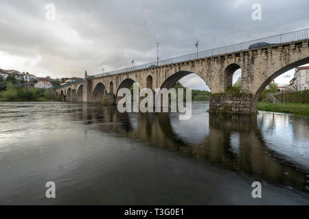 Pont médiéval en pierre sur la rivière Lima en Ponte da Barca, Minho, Portugal, Europe Banque D'Images