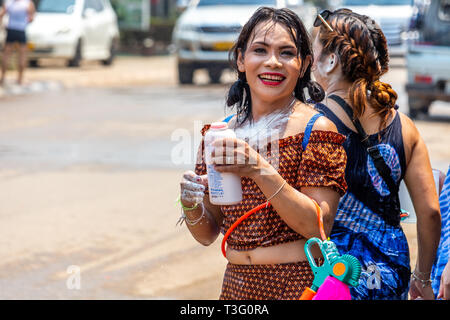 Vang Vieng, Laos - 14 Avril 2018 : les populations locales de jeter de la poudre de talc et de célébrer le Nouvel An Lao Banque D'Images