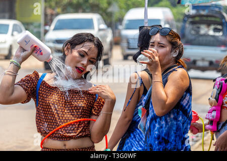 Vang Vieng, Laos - 14 Avril 2018 : les populations locales de jeter de la poudre de talc et de célébrer le Nouvel An Lao Banque D'Images