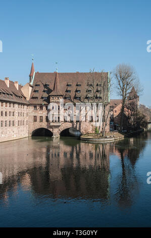 Heilig-Geist-Spital (Hospice du Saint-Esprit), dans la vieille ville de Nuremberg. Vue depuis le pont sur le musée sur la rivière Pegnitz - Nuremberg, Allemagne Banque D'Images