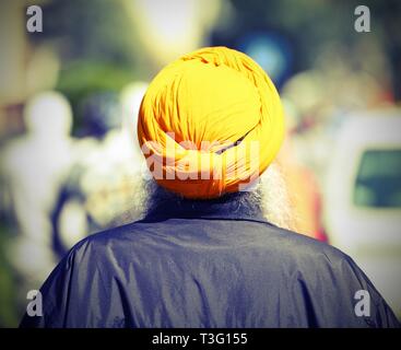 Homme sikh avec turban jaune et longue barbe blanche avec effet aux tons vintage Banque D'Images