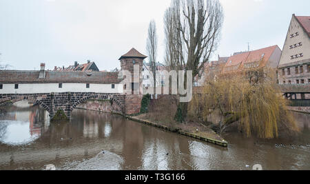 Le célèbre vin ancien Depot (Weinstadel) et château d'eau (Wasserturm) sur la rivière Pegnitz vu de Maxbrücke - Nuremberg Allemagne Banque D'Images