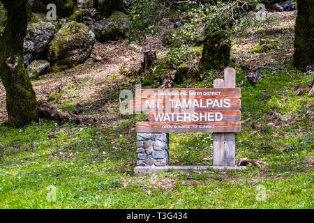 Mt Tamalpais signe du bassin hydrographique, le comté de Marin, au nord de la baie de San Francisco, Californie Banque D'Images