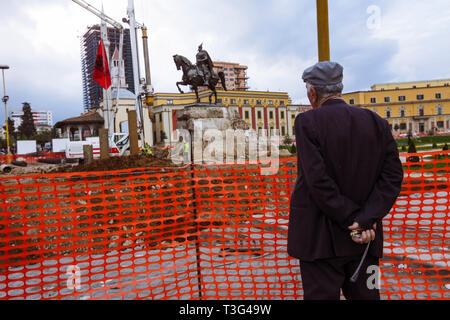 Tirana, Albanie : un homme regarde les travaux de construction à la place Skanderbeg, lors de l'édition 2010 de la modernisation et de l'européanisation par iniciated pour Banque D'Images